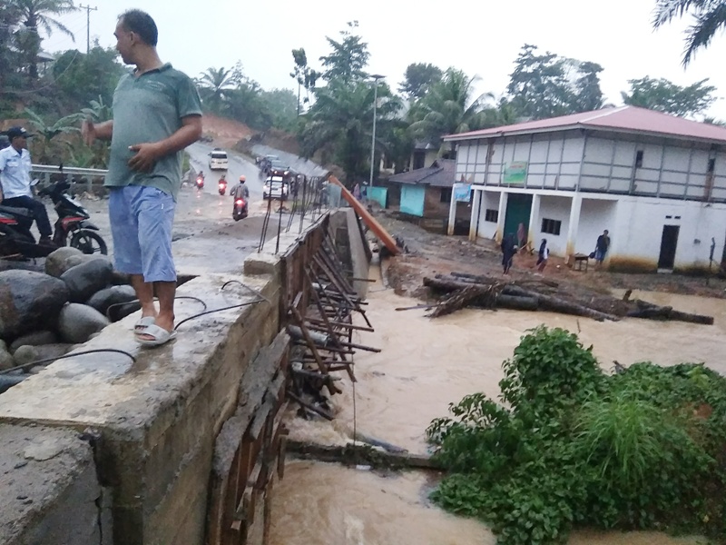 Ponpes dan Warga Tunggang Kebanjiran, Diduga Gegara Proyek Mangkrak