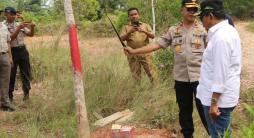 Kunjungi Bakal Mako Brimob, Bupati Mian Serahkan Sertifikat ke Kapolda