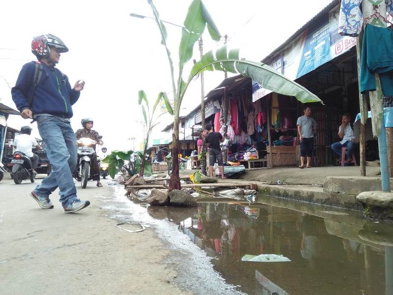 Jalan Samsudin Pasar Pagi Kepahiang Ditanami Pisang