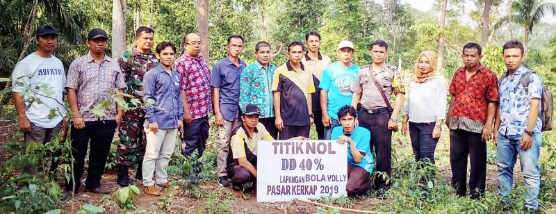 Pasar Kerkap Bangun Pagar Lapangan Bola dan Lapangan Voli