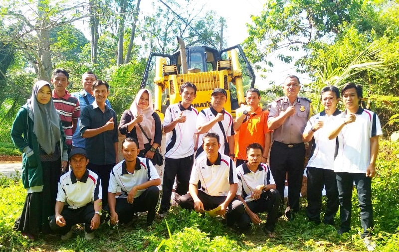 Kades Japrianto dan PLT Camat Sabani Tarik Meteran di Desa Air Lakok