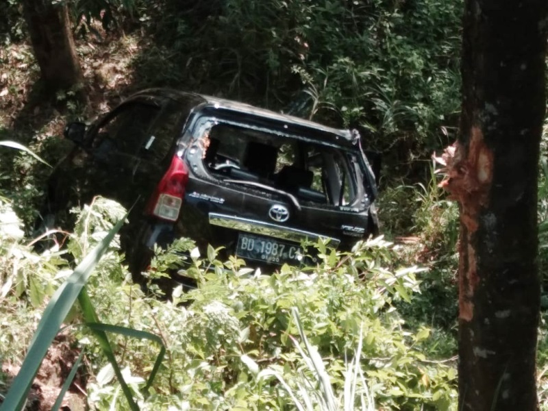 Lepas Kendali Avanza Masuk Jurang