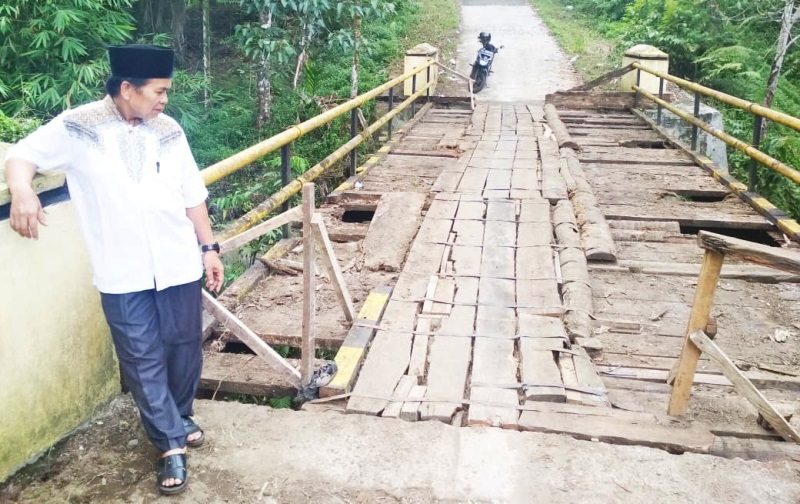 Jembatan Penghubung 4 Desa Kecamatan Hulu Palik Rusak Berat