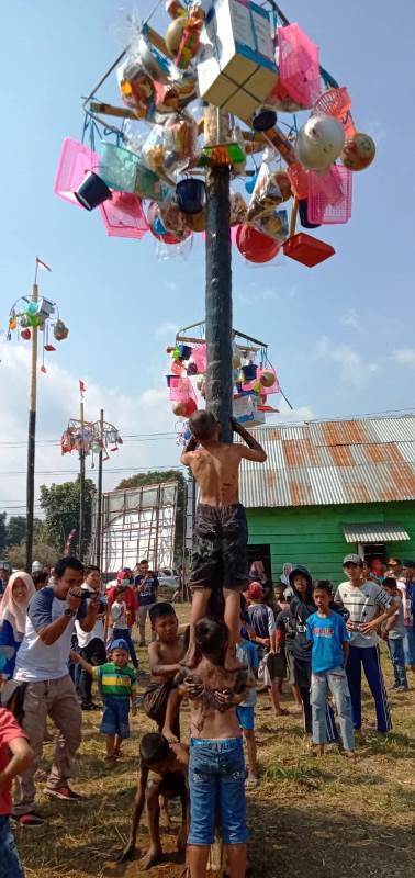 Panjat Pinang Bangkitkan Semangat Kemerdekaan