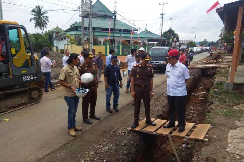 Bupati Sidak Proyek Jalan Pasar Tais – Pasar Seluma