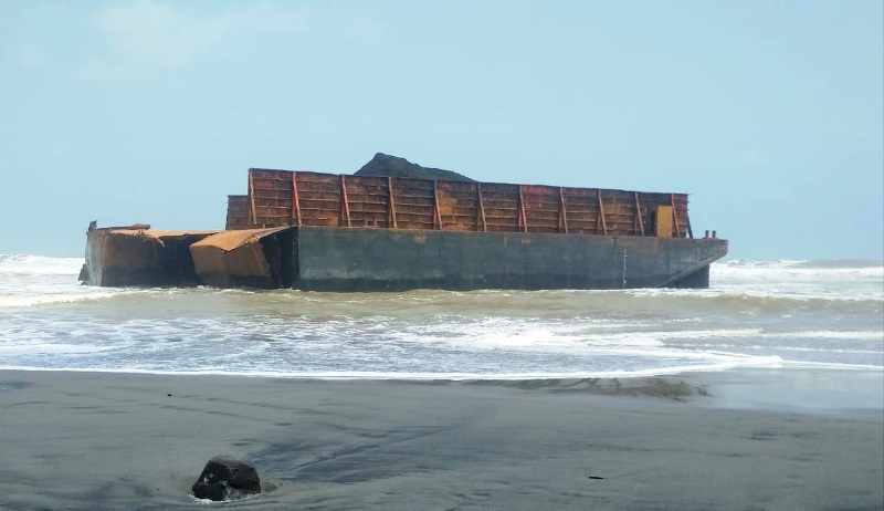 Kapal Tongkang Terdampar di Pantai Desa Serangai