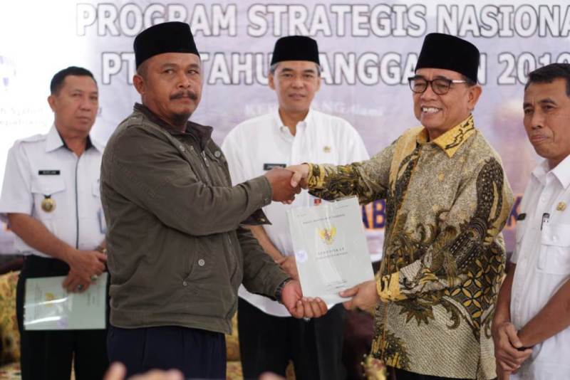 Bupati Kepahiang Serahkan Sertifikat Program PTSL