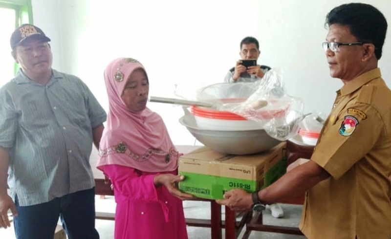 Puluhan Janda Dapat Bantuan Peralatan Dapur