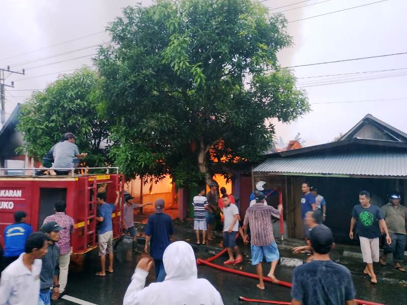 Saat Hujan, Api Melalap Dua Rumah Warga Mukomuko