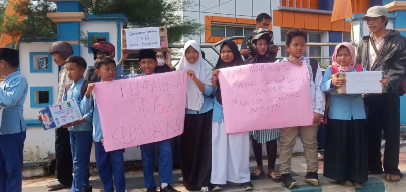 Murid SDN 62 Kota Bengkulu  Galang Dana di Simpang Lima