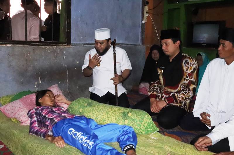 Warga Sakit Dirujuk ke Palembang, Walikota Helmi Spontan Pinjamkan Mobnas Alphardnya