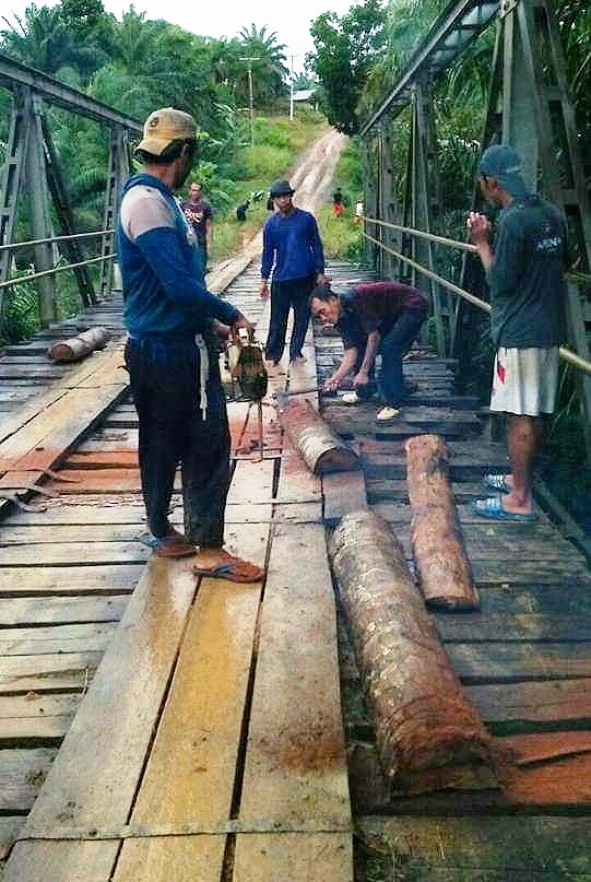 Masyarakat Teras Terunjam Swadaya Perbaiki Jembatan di Mukomuko