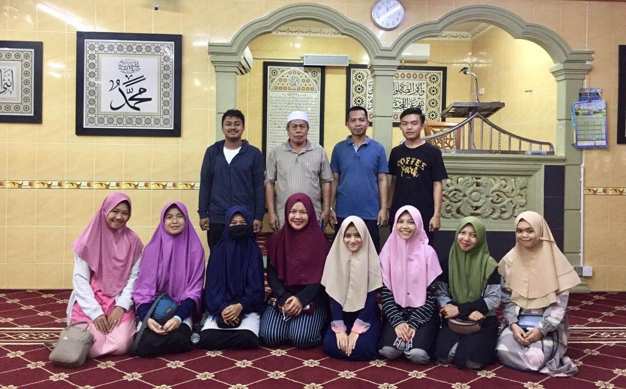 Jelang Hari Raya Idul Adha, Mahasiswa KKN Luar Negeri IAIN Bengkulu Adakan Program Kebersihan Masjid