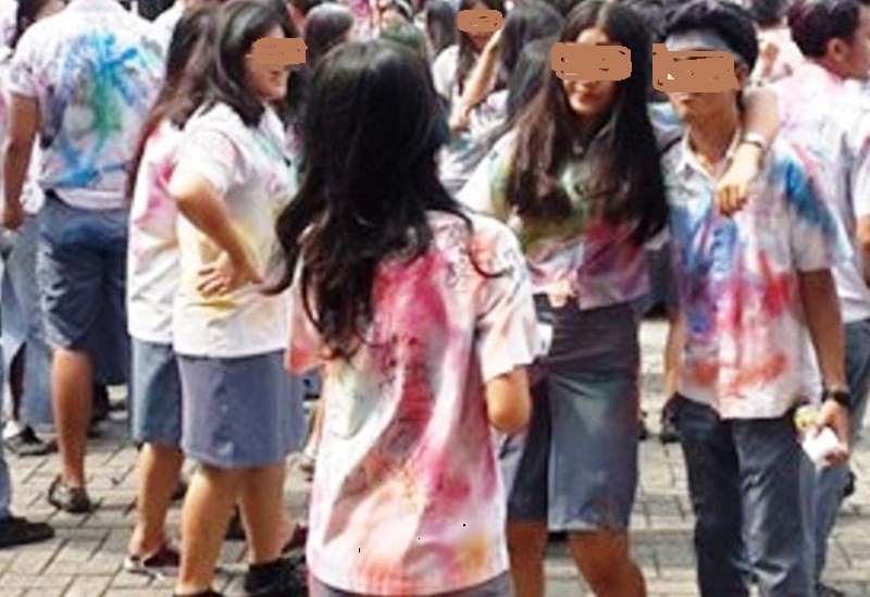 Mengulik Kebiasaan Coret-Coret Baju Kelulusan Siswa