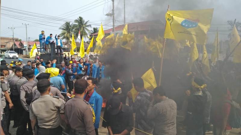 Massa PMII Bengkulu Dukung Revisi UU KPK