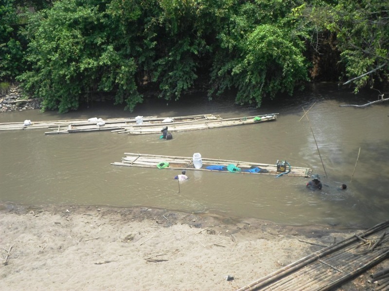 Kemarau, Pungut Batu Bara di Sungai