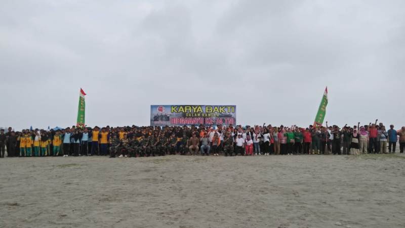 Korem 041 Gamas Bersihkan Pantai Jakat Bengkulu