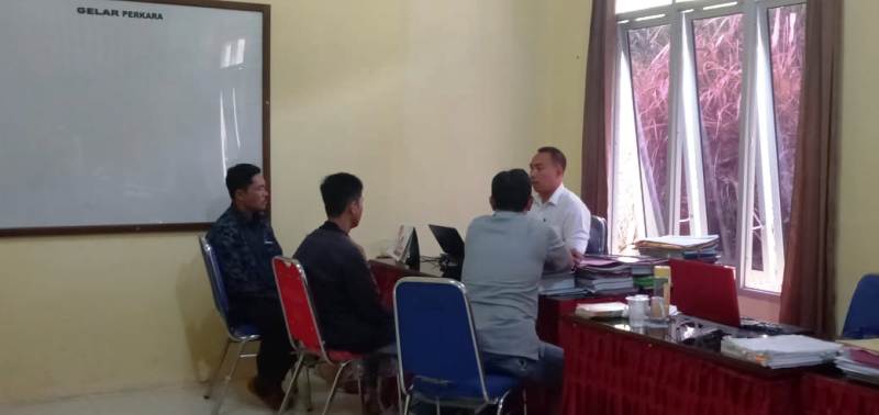 Kades, Sekdes dan Bendahara  Desa Embong Sido Dibui