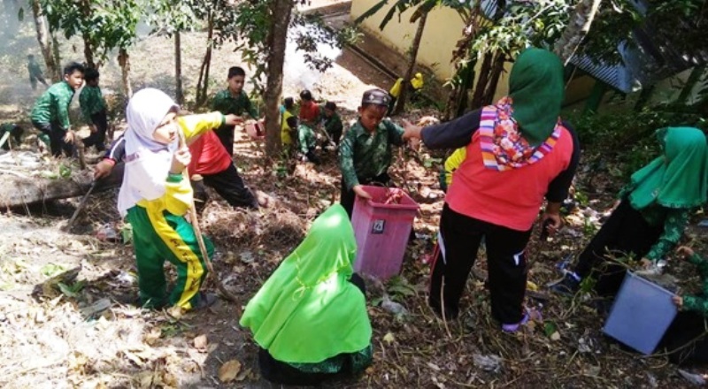 MIN 5 Ajarkan Siswa Cintai Lingkungan