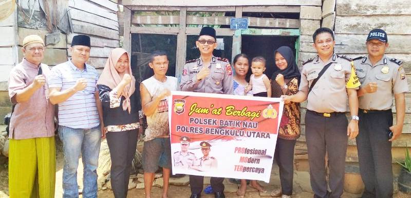 Polsek Batik Nau Bantu Ringankan Beban Keluarga Tidak Mampu