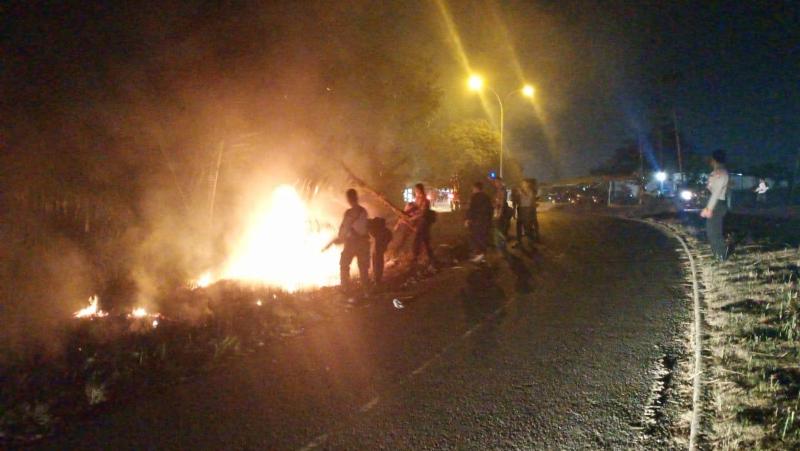 Diduga Bakar Sampah, Lahan   Kering di Jalan Citanduy Terbakar