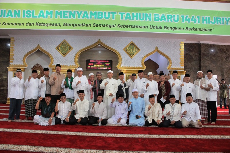 Gubernur Rohidin Zikir Akbar  Bersama  Umat  Islam