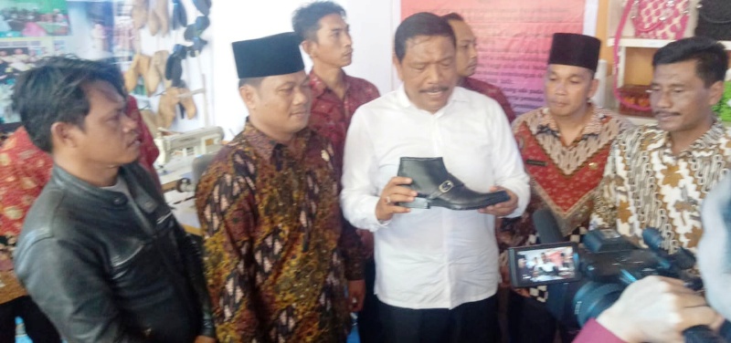 Beli Produk BUMDes, Mian Ganti Sepatu di Stand Pasar Kerkap