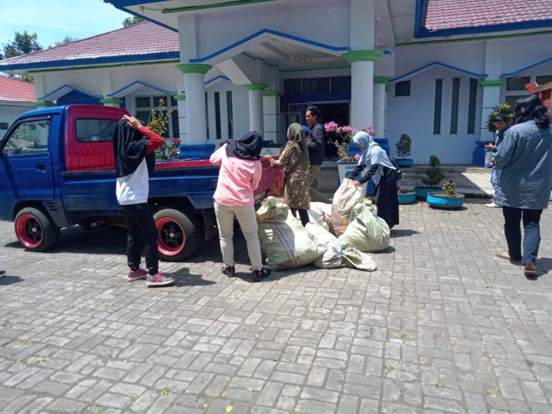 Protes, Warga Buang Sampah Depan Kantor DLH