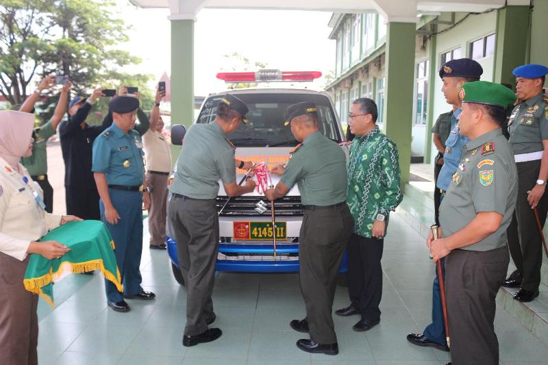 Denkesyah 02.04.01 Rem 041/Gamas Terima Bantuan Ambulan dari Pusbintal TNI