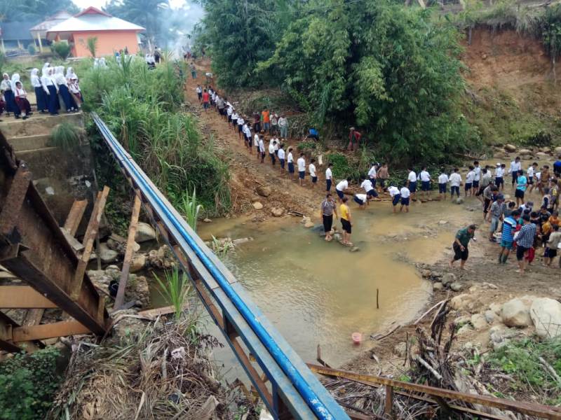 Kasihan, Ratusan Murid PAU,  SD dan SMP Talo Seberangi Sungai Tiap Hari