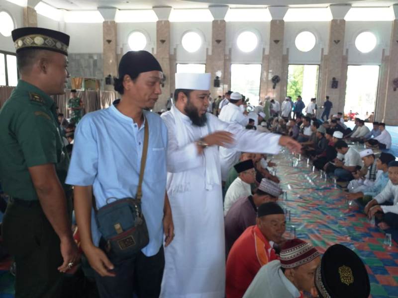 Semangat Kebersamaan, Makan Bersama Jemaah Jumat di Mesjid Agung Attaqwa