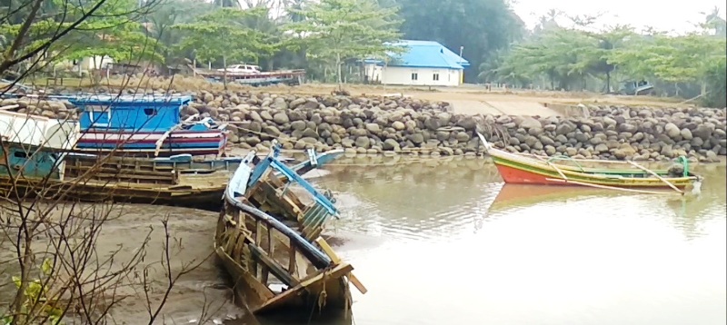 Nelayan BU Desak Perbaikan Dermaga, Sudah 24 Perahu Hancur
