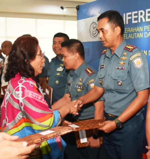 Danlanal Terima  Penghargaan  Dari Menteri Susi