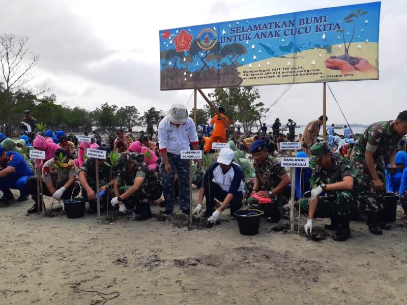 Lanal Tanam Mangrove  Serentak, Rekor Nasional