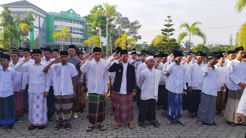 Upacara Pakai Sarung Peringati Hari Santri