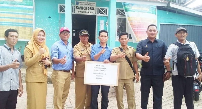 Desa Gunung Agung Bangun Pelapis Tebing dan Auning