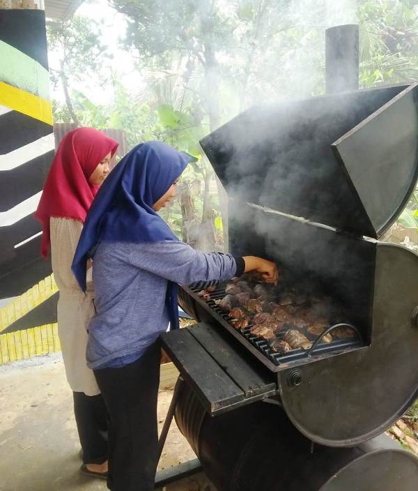 SMK Agribisnis Dangau Datuk Sulap Drum Bekas Jadi Alat Pengasap Ikan