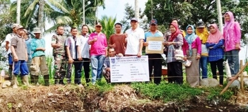 Camat Novi Indra Tarik Meteran Saat Titik Nol Tahap III Desa Kedu Baru