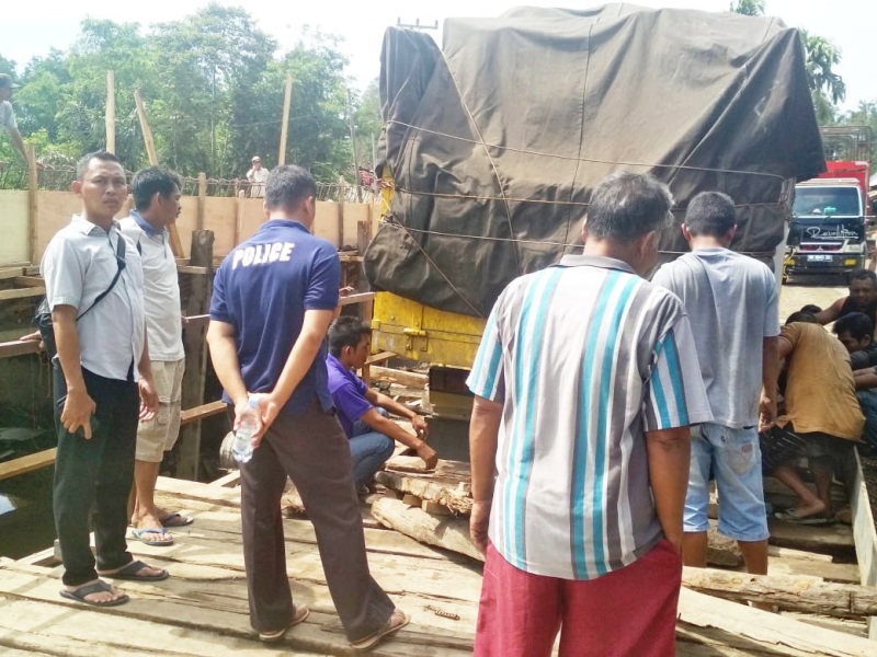 Truk Terperosok di Jembatan Darurat