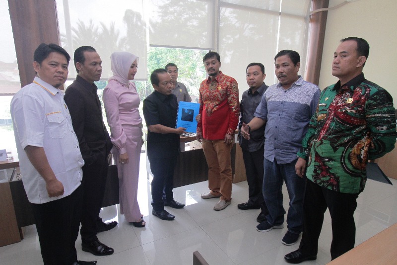 Komisi II DPRD Kota Sambangi Dewan Provinsi