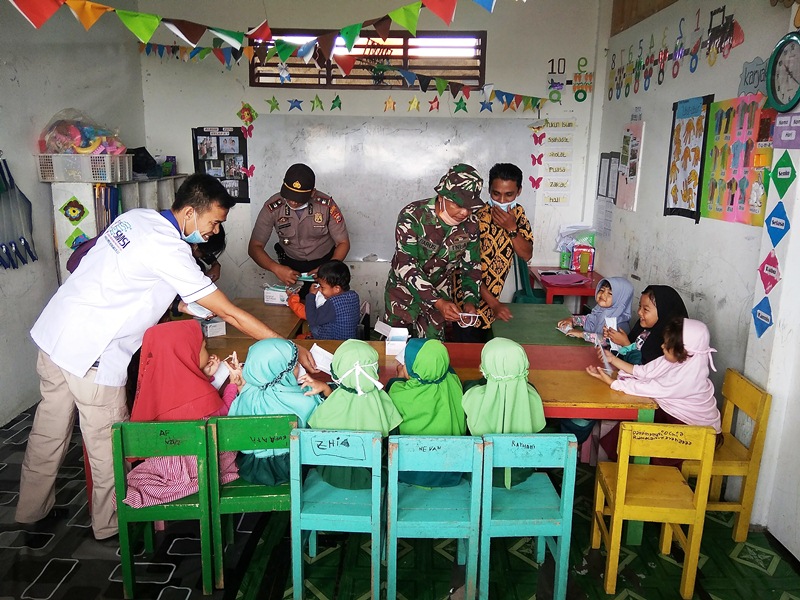 PWI Peduli dan SMSI Bagikan 350 Masker kepada Sekolah Terdampak Kabut Asap