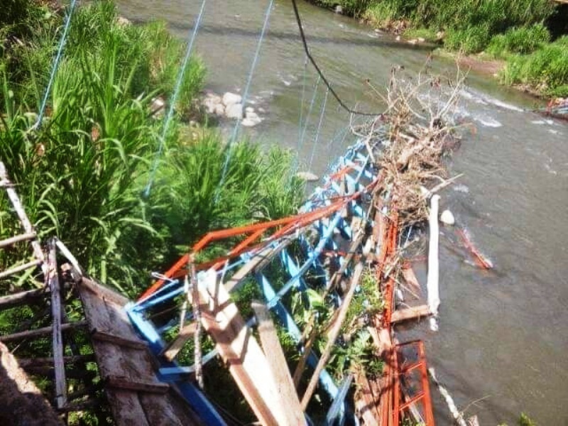 Jembatan Ambruk, Empat Pekerja Terjun Ke Sungai