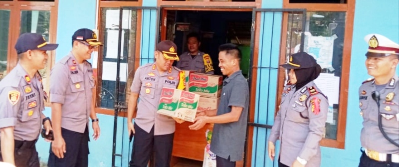 Banjir Rendam Puluhan Rumah, Kapolres Berikan Bantuan Pada Warga