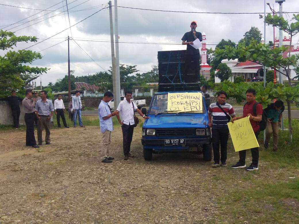 Pendemo Desak Ketua KPU dan Sekwan Diganti