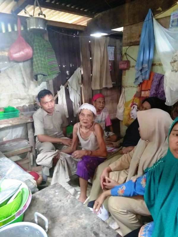 Miris, 2 Nenek Tinggal Digubuk Seng Beralas Tanah Rindu Perhatian Pemkab Benteng