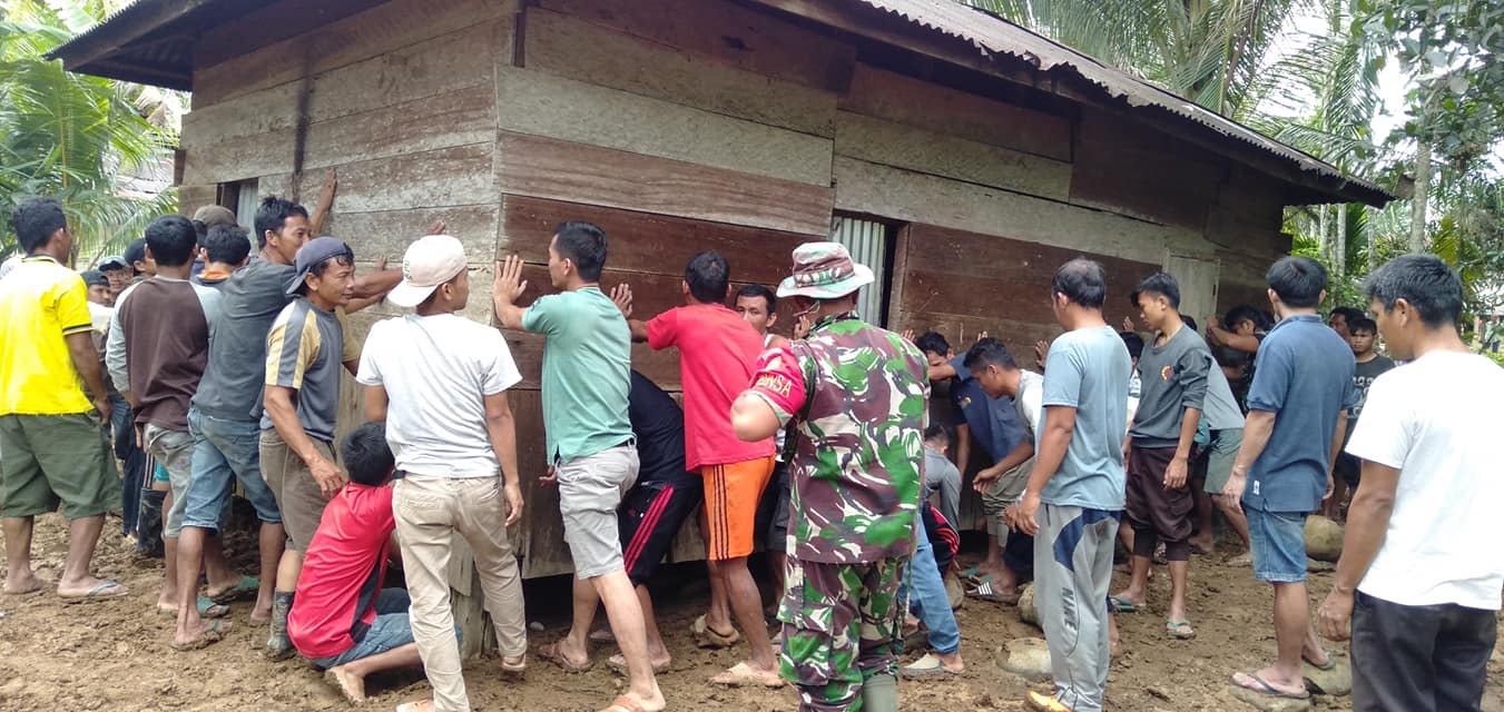 Pasca Banjir, Warga Selagan Raya Goro Bersihkan Irigasi dan Perbaiki Rumah