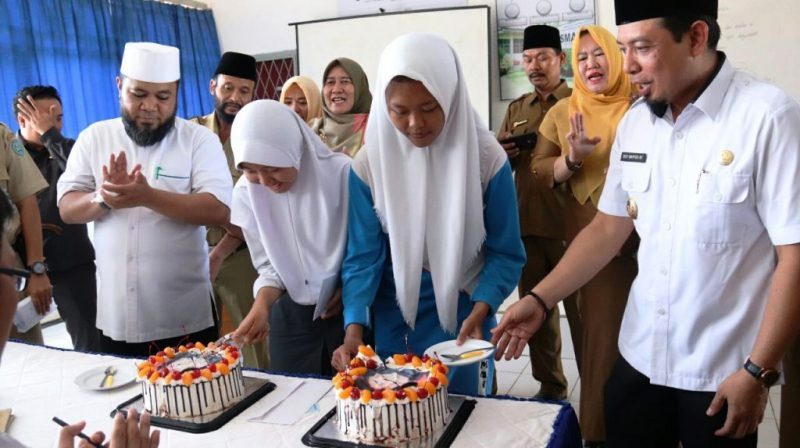 Siswa Senang, Dapat Kue Ulang Tahun dan e-KTP dari Walikota Bengkulu