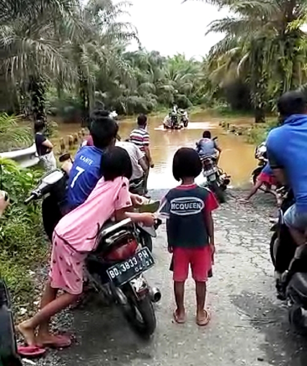 Banjir, Akses Jalan Tais – Pasar Seluma Lumpuh