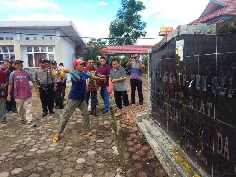 Berita Acara Disobek, Kantor DPRD Dilempari Telur