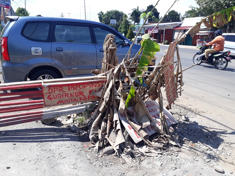 Jalan Pekan Sabtu-Terminal Air Sebakul Rusak Parah